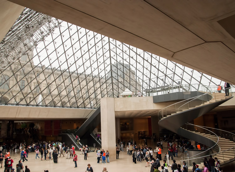 Il ventre della Piramide del Louvre, di Ieoh Ming Pei (Zoonar/Anisimova/Mondadori)